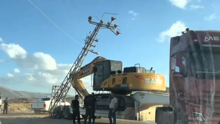 Malatya'da İş Makinesi Yüklü Tır Elektrik Direğine Çarptı