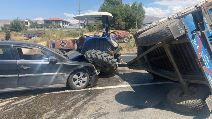 Malatya'da otomobil ile traktör çarpıştı: 2 yaralı