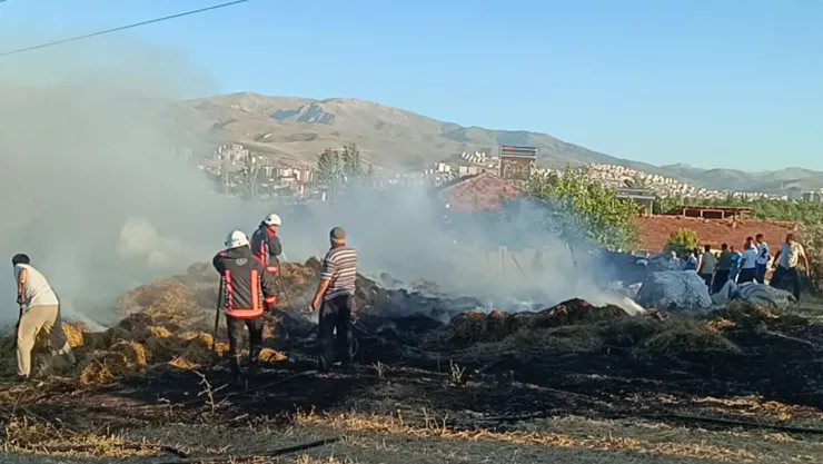 Malatya'da samanlık yangını: Tonlarca saman küle döndü