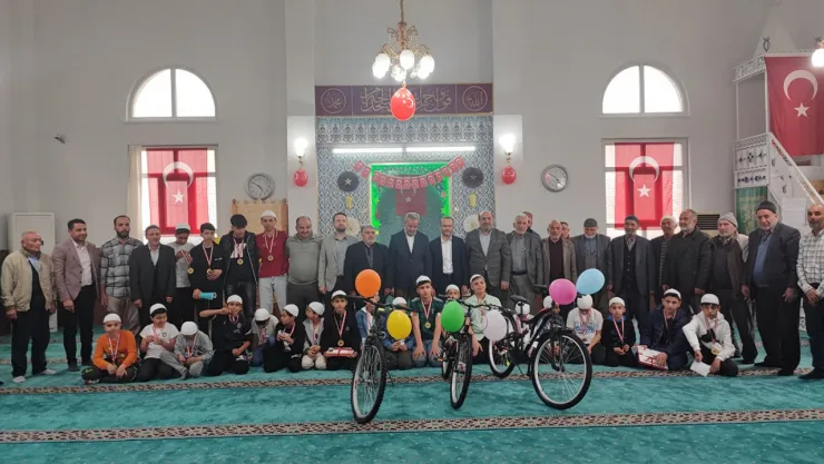 Malatya'da teravih ve mukabeleye katılan çocuklar ödüllendirildi