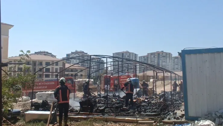 Malatya'da TOKİ şantiyesinde depo yangını
