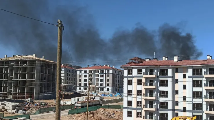 Malatya'da Yangın Paniği: İnşaat Atıkları Yakılınca Gökyüzü Karardı
