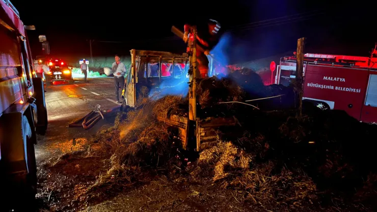 Malatya'da yonca yüklü pikap alev aldı
