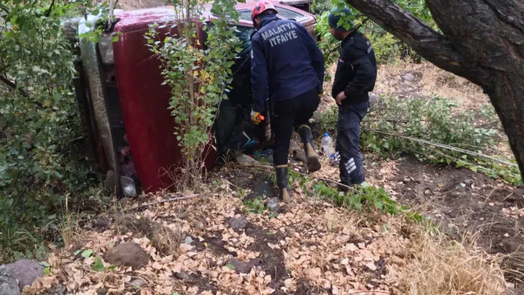 Malatya Hekimhan'da Kaygan Yolda Kaza: Pikap Şarampole Düştü