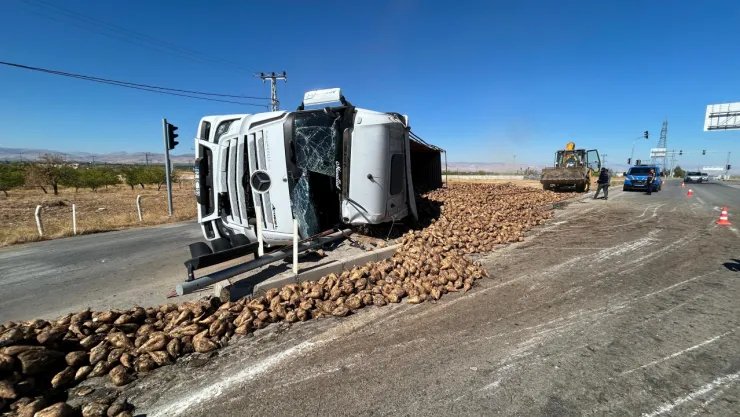 Malatya-Sivas Yolunda Pancar Yüklü Tır Devrildi: Sürücü Yaralandı