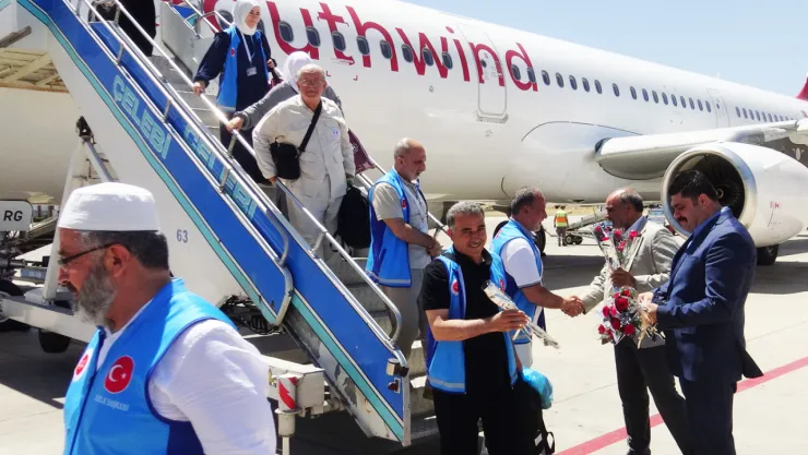 Malatya'ya dönen hacı kafilesi güller ve tekbirlerle karşılandı