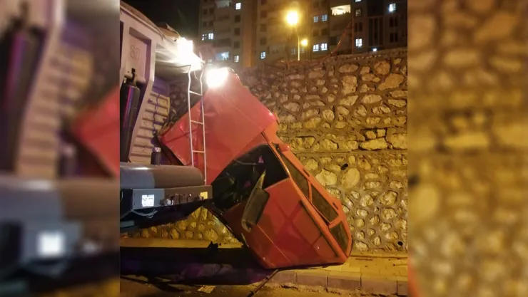 Minibüsle çarpışan otomobil alt caddeye düştü: 1 yaralı