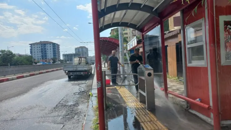 Motaş Deprem Sonrası Otobüs Duraklarında Bakım-Onarım Ve Temizlik Çalışmalarını Sürdürüyor