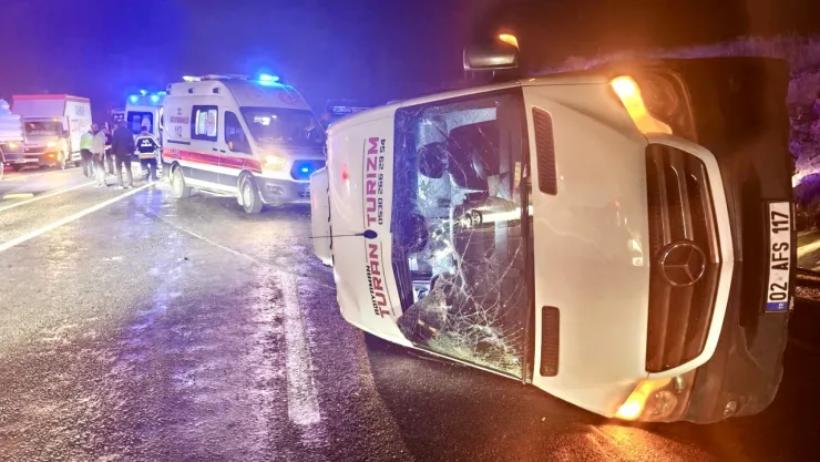 Öğrenci Gezi Minibüsü Devrildi: 1'i Ağır 14 Yaralı