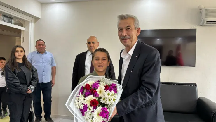 Öğrenciler Makam Koltuğunu Devraldı