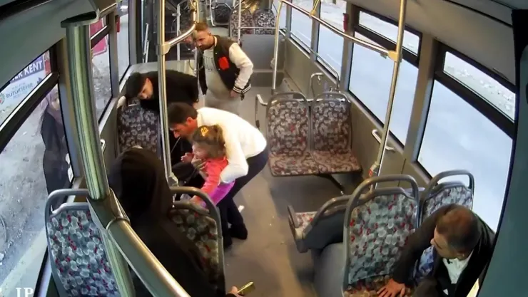 Otobüs şoförü boğazına çikolata kaçan 2 yaşındaki çocuğu Heimlich manevrasıyla kurtardı