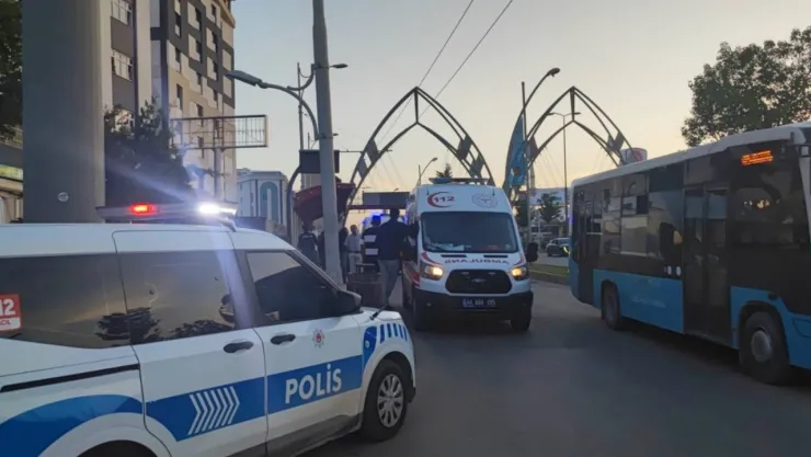 Otobüste başlayan tartışma durakta bıçaklı kavgaya dönüştü: 2 yaralı
