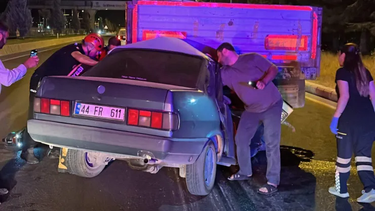 Otomobil tıra çarptı, 1 kişi yaralandı