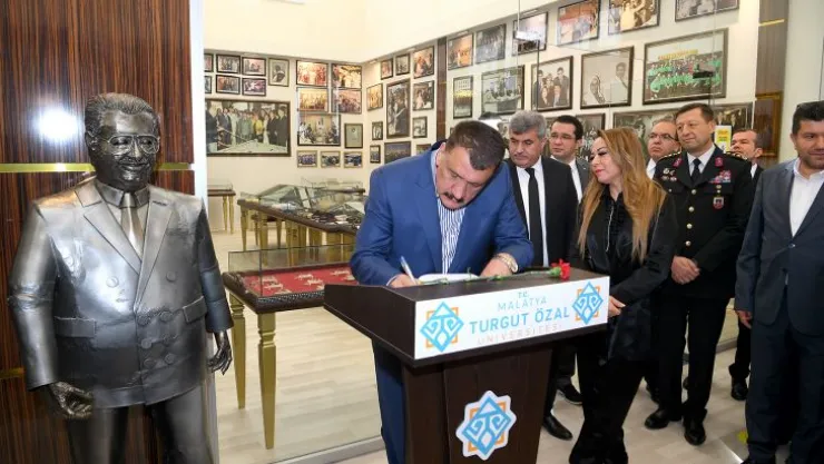 Özal, Ülkemize Ve Dünya Barışına Çok Önemli Katkısı Olan Büyük Devlet Adamıydı