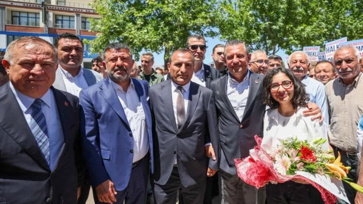 Özel, 'CHP başının üstündeki görünmez cam tavanı kırmıştır'
