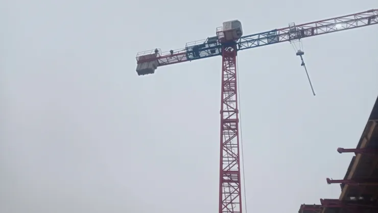 Paralarını Alamayan İşçiler İsyan Edip Kule Vinçe Çıktı