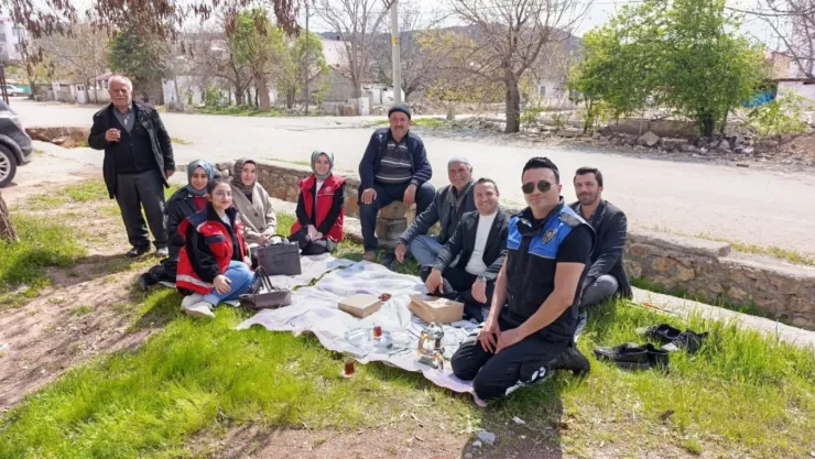 Polislerden 'Pasta Bizden Çay Sizden' ziyaretleri devam ediyor