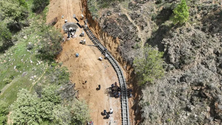 Pütürge ilçesi Taşmış Mahallesi'ne 6 bin 800 metrelik açık ve kapalı sistem olmak üzere sulama kanalı yapılıyor.