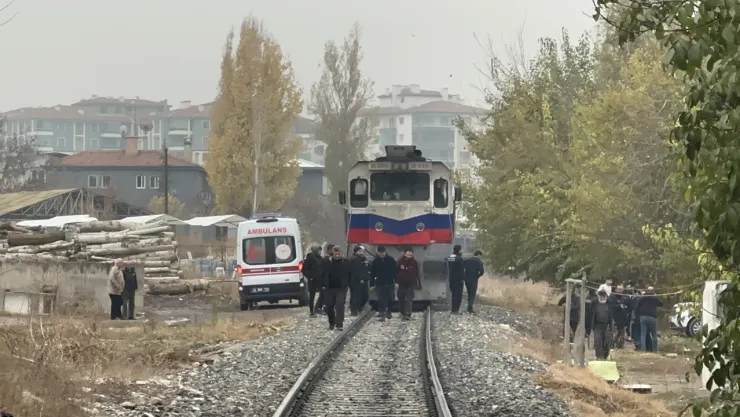 Rayların Üzerine Düşen Yaşlı Adam Tren Altında Kaldı