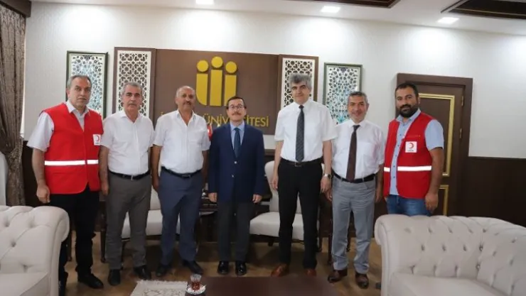 Rektör Kızılay Kurban vekaletini Türk Kızılay'ına bağışladı