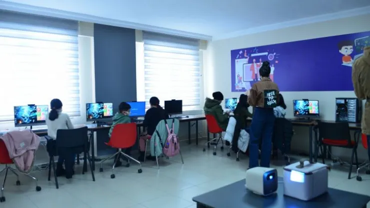 Robotik Kodlama Eğitimi Alan Gençler, Geleceğin Teknolojisini Öğreniyor