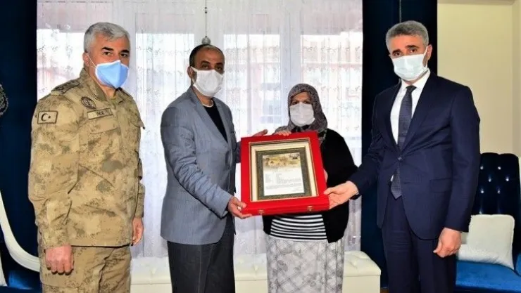 Şehit Özbey'in Ailesine 'Şehadet Belgesi' Takdim Edildi