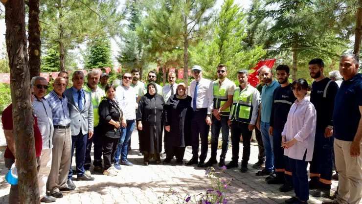 Şehitlerimizin Kabirleri Çiçeklerle Bezendi