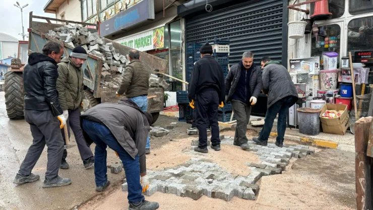 tahribata uğrayan ana yollarda onarım çalışması başlattı.