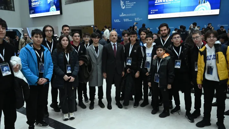 Türkiye 'Yapay Zekâ Teknolojisi'ni Kullanıyor, Risklerine Karşı Da Önlem Alıyor