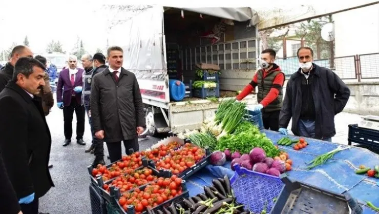 Vali Baruş, Zaviye Mahallesinde kurulan Çarşamba pazarında incelemelerde bulundu