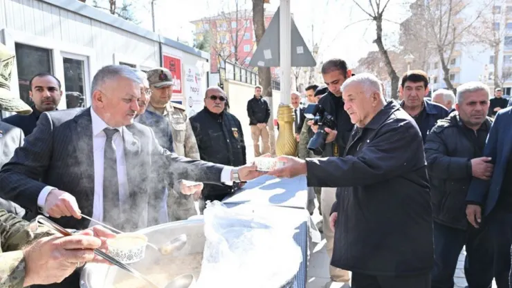 Vali Ersin Yazıcı'nın Katılımıyla Şehitlerimizin Anısına Aşure Dağıtımı
