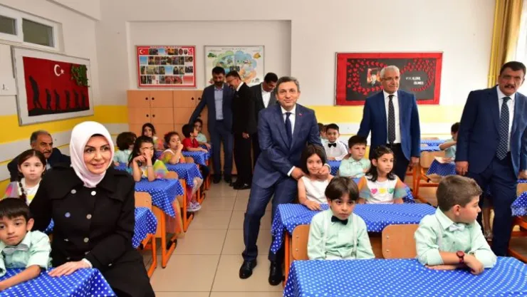 Vali Şahin, Öğrencilerin Karne Sevincine Ortak Oldu