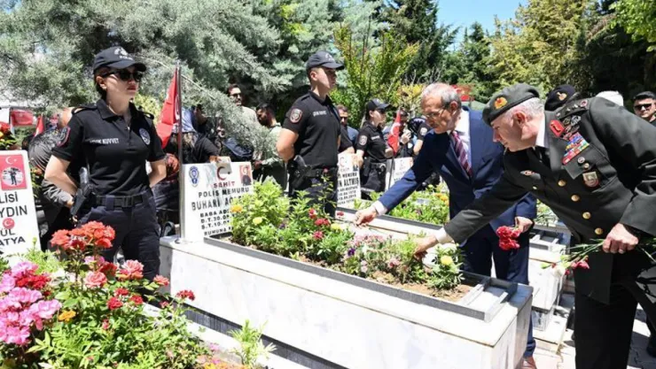 Vali Yavuz, Arefe Günü Şehitliği Ziyaret Ederek Şehit Aileleriyle Bir Araya Geldi