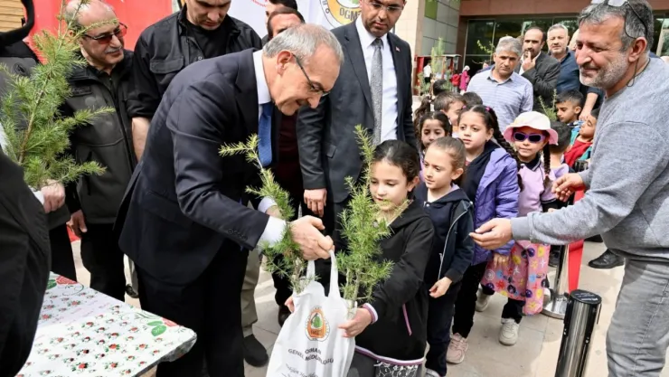 Vali Yavuz, Dünya Ormancılık Haftası Kapsamında Fidan Dağıtım Programına Katıldı