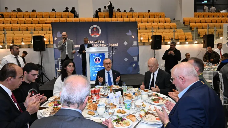Vali Yavuz, Rönesans Eğitim Vakfı İftar Programına Katıldı