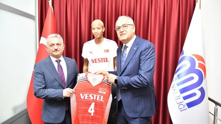 Voleybol Milli Takım Oyuncusu Melissa Teressa Vargas Abreu Vali Yazıcı'yı Ziyaret Etti.