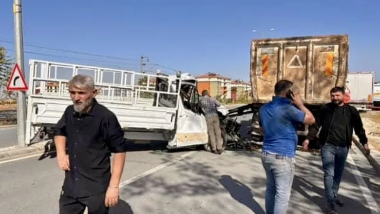 Yakınca'da Pikapla Hafriyat Kamyonu Çarpıştı: Bir Kişi Hayatını Kaybetti