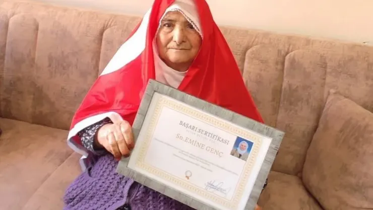 Yaş Engel Olmadı: Emine Genç 88 Yaşında Okuma Yazma Öğrendi