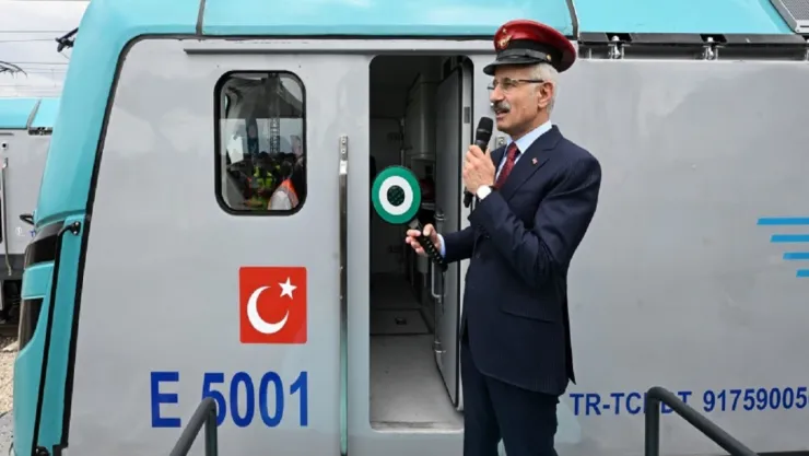 Yeni nesil demiryolu araçları teslim edildi
