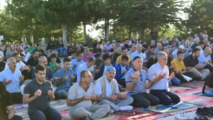 Yeşilyurt Gedik Namazgâh Alanında Bayram Namazı Heyecanı Yaşandı