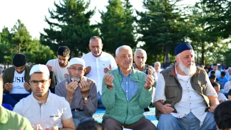 Yeşilyurt Gedik Namazgâh'ta Kılınan Bayram Namazına Vatandaşlar Yoğun İlgi Gösterdi