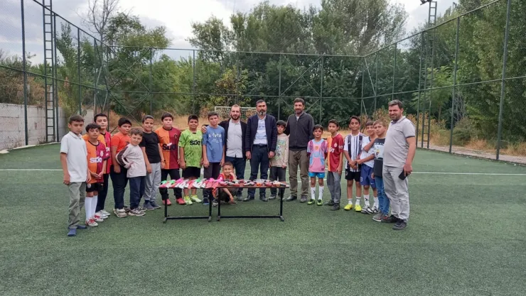 Yeşilyurt'ta Dilek Eğitim Derneği, Hem Gençlere El Uzatıyor Hem Gazze İçin Kermes Düzenliyor
