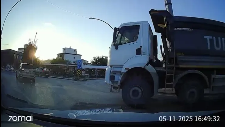 Yeşilyurt'ta Kıl Payı Kaza: Sürücü Ani Frenle Facianın Eşiğinden Döndü