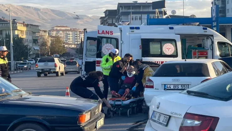 Yeşilyurt'ta Korkutan Kaza! Çarpışan Araçlarda 1 Yaralı