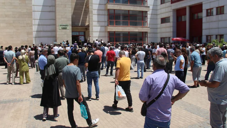 YKS devam ederken veliler heyecanlı: Her şey evlatlarımız için!