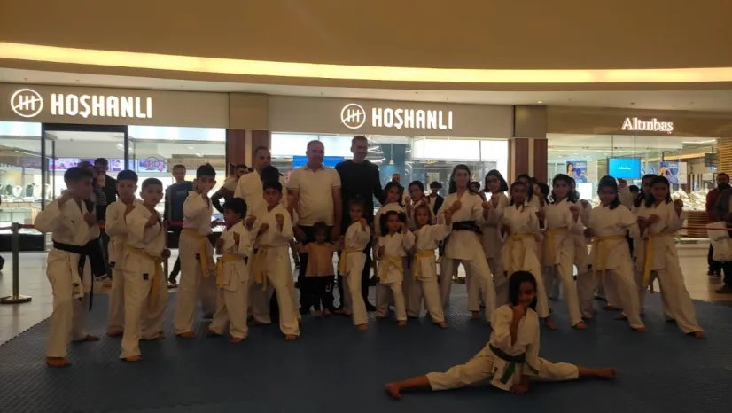 29 Ekim Cumhuriyet Bayramı Karate Gösterisi İzleyenleri Gururlandırdı