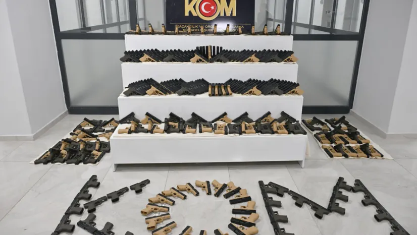 Adıyaman'da KOM ve İstihbarattan Ortak Operasyon: Bin Kurusıkı Tabanca Ele Geçirildi