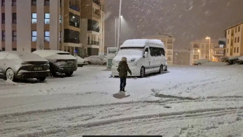 Altın Kayısı Bulvarı'nda Kar Çilesi