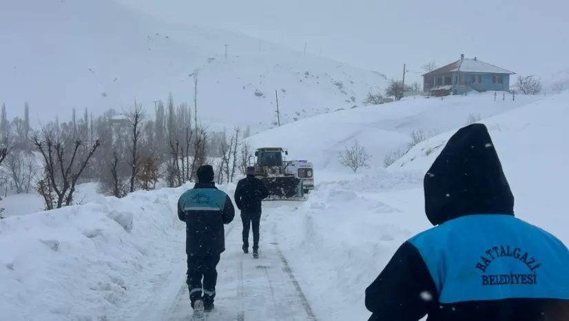 Battalgazi Belediyesi Ekipleri Sağlık Çalışanlarını İş Makinesiyle Hastaya Ulaştırdı