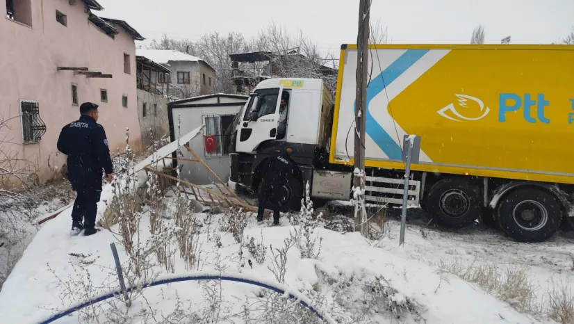 Buzlanan Yolda Kaza: PTT Kargo Aracı Yoldan Çıktı
